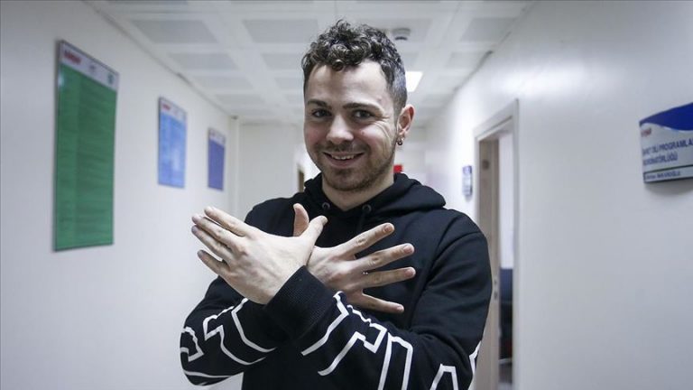 Türkiye’nin İlk İşitme Engelli İşaret Dili Çevirmeni ile Tanışın